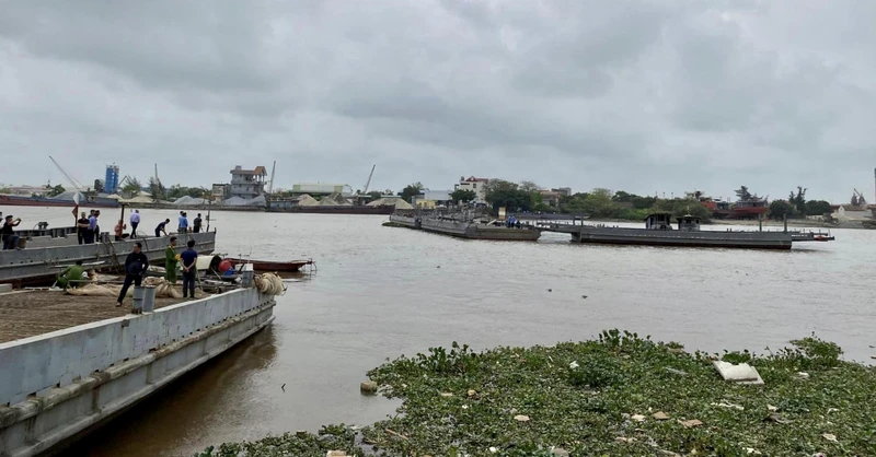 Khu vực xảy ra va chạm giữa tàu chở hàng và cầu phao Ninh Cường.