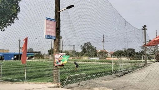 Sân bóng đá cỏ nhân tạo ngang nhiên "mọc" trên hành lang đê Ninh Cơ, thị trấn Liễu Đề, huyện Nghĩa Hưng (Nam Định).