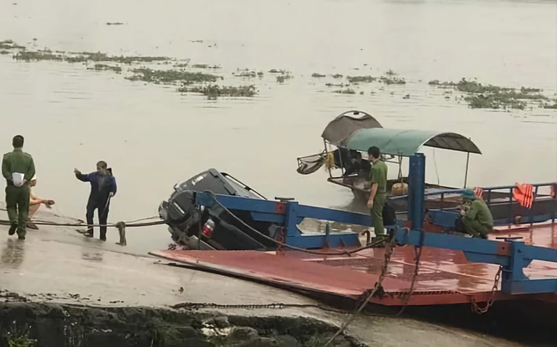 Lực lượng chức năng huyện Nghĩa Hưng (Nam Định) tiến hành trục vớt chiếc xe gặp nạn tại khu vực ven sông Đáy, trên địa bàn xã Nghĩa Trung.