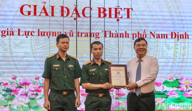 Đồng chí Phạm Gia Túc, Bí thư Tỉnh ủy Nam Định trao giải Đặc biệt cho nhóm tác giả Lực lượng vũ trang thành phố Nam Định.