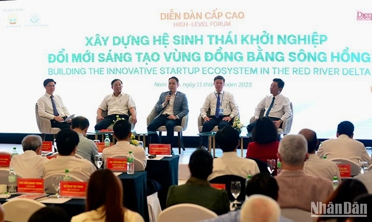 Các đại biểu tham gia thảo luận tại Diễn đàn cấp cao về Xây dựng hệ sinh thái khởi nghiệp đổi mới sáng tạo vùng đồng bằng sông Hồng, được tổ chức ở Nam Định.