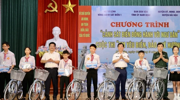 Lãnh đạo tỉnh Nam Định, Bộ Tư lệnh Vùng Cảnh sát biển 1 và Bộ Chỉ huy Bộ đội biên phòng tỉnh tặng xe đạp cho học sinh nghèo vượt khó của huyện Hải Hậu. 