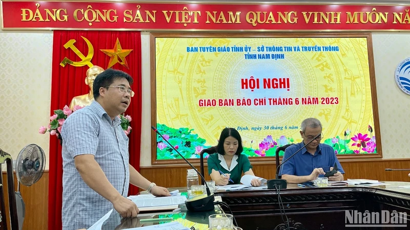 Đồng chí Đỗ Ngọc Hòa, Phó Giám đốc Sở Kế hoạch và Đầu tư tỉnh Nam Định cung cấp thông tin về tình hình phát triển kinh tế-xã hội trong 6 tháng đầu năm 2023 của tỉnh.