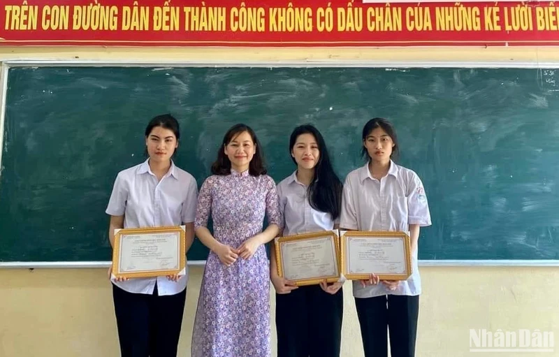 Em Trần Ngọc Đan Thanh (thứ 2 từ phải sang), Trường THPT Nghĩa Minh, huyện Nghĩa Hưng (Nam Định) là thí sinh duy nhất đạt điểm 10 môn Ngữ văn trên cả nước. 
