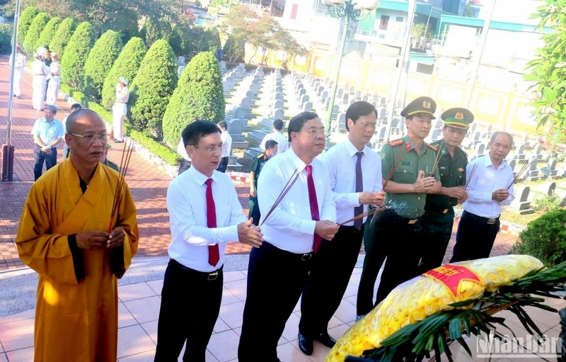Các đại biểu tỉnh Nam Định dâng hương, đặt vòng hoa viếng các Anh hùng liệt sĩ tại Nghĩa trang Liệt sĩ thành phố Nam Định.