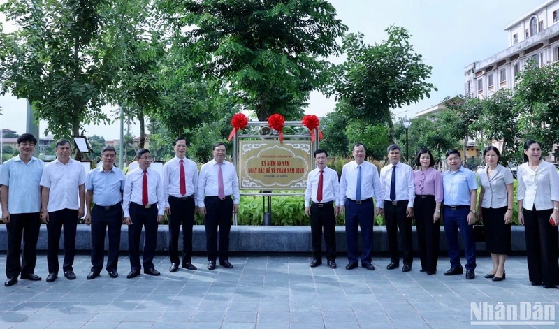 Các đại biểu lãnh đạo tỉnh Nam Định, lãnh đạo thành phố Nam Định thực hiện nghi thức gắn biển tên "Công trình chào mừng kỷ niệm 60 năm Ngày Bác Hồ về thăm Nam Định" tại Quảng trường Hòa Bình.