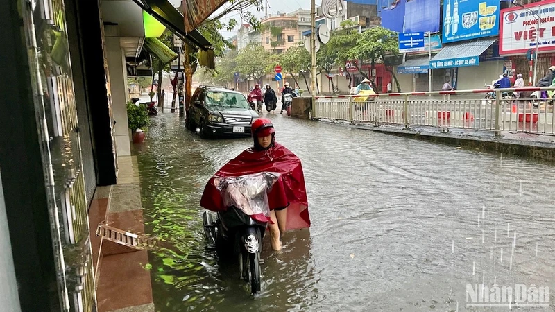 Mưa to không ngớt trong nhiều giờ khiến nước dâng cao, gây ngập sâu ở các khu vực trũng thấp tại thành phố Nam Định.