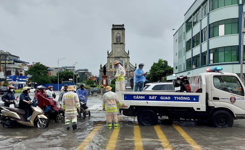 Đội Cảnh sát Giao thông-Trật tự Công an thành phố Nam Định huy động phương tiện hỗ trợ người dân qua điểm ngập.