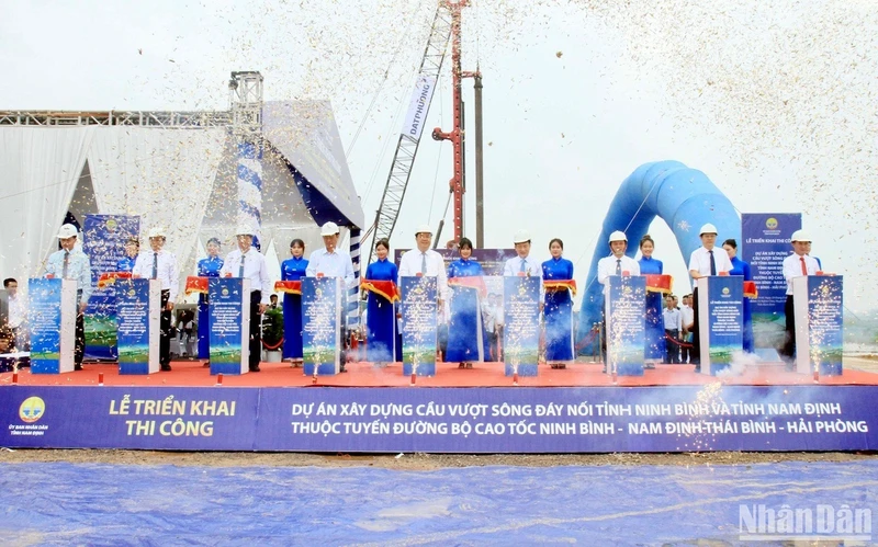 Các đại biểu bấm nút triển khai dự án đầu tư xây dựng cầu vượt sông Đáy nối 2 tỉnh Nam Định-Ninh Bình.