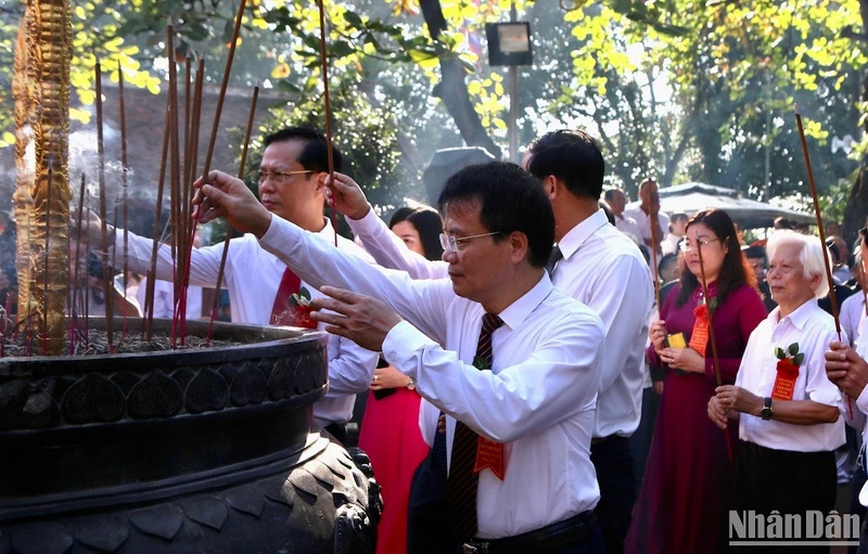 Các đại biểu tỉnh Nam Định dâng hương tưởng niệm các vị vua Trần và Đức Thánh Trần tại Đền Thiên Trường thuộc Khu di tích lịch sử-văn hóa Đền Trần (thành phố Nam Định).