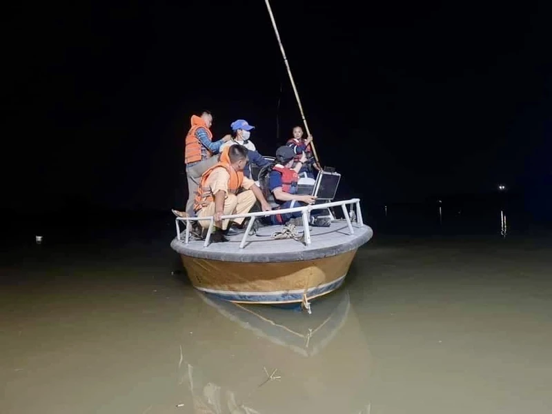 Lực lượng chức năng tìm kiếm 2 em nhỏ gặp nạn trên sông Ninh Cơ, đoạn thuộc địa bàn xã Xuân Ngọc, huyện Xuân Trường (Nam Định).