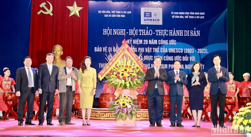 Các đồng chí lãnh đạo tỉnh Nam Định tặng hoa chúc mừng hội nghị kỷ niệm 20 năm Công ước Bảo vệ di sản văn hóa phi vật thể của UNESCO (2003-2023).