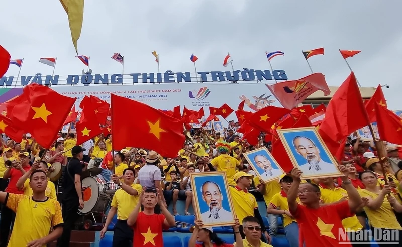 Sân vận động Thiên Trường Nam Định rực rỡ sắc màu, náo nức tiếng hò reo khi tổ chức môn bóng đá nam SEA Games 31.