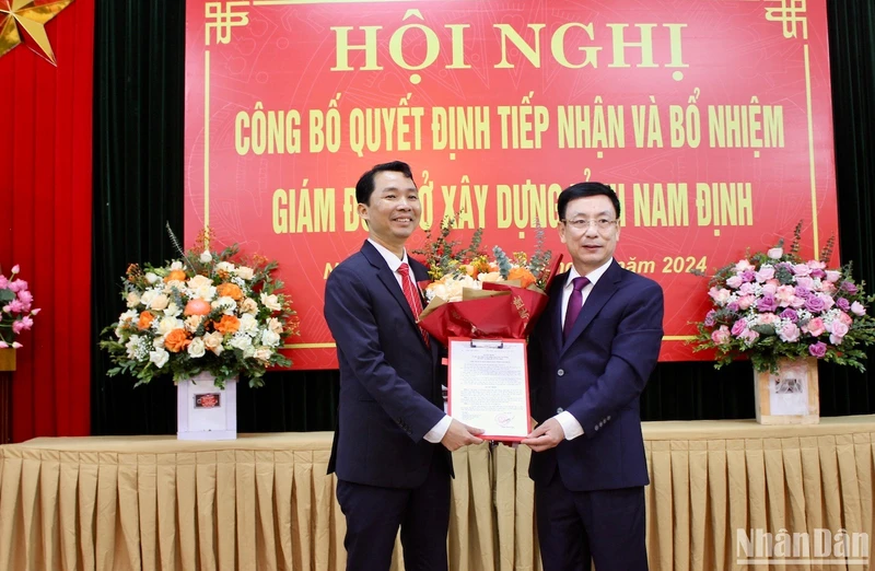 Đồng chí Phạm Đình Nghị, Chủ tịch Ủy ban nhân dân tỉnh Nam Định trao Quyết định bổ nhiệm đồng chí Trần Văn Hưng giữ chức vụ Giám đốc Sở Xây dựng.