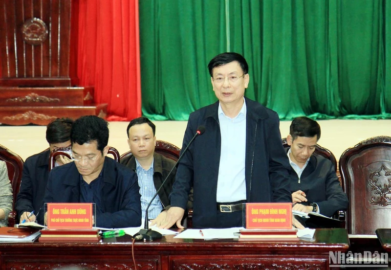 Chủ tịch Ủy ban nhân dân tỉnh Nam Định Phạm Đình Nghị trực tiếp đối thoại với các hộ dân khu vực Cồn Xanh, huyện Nghĩa Hưng.