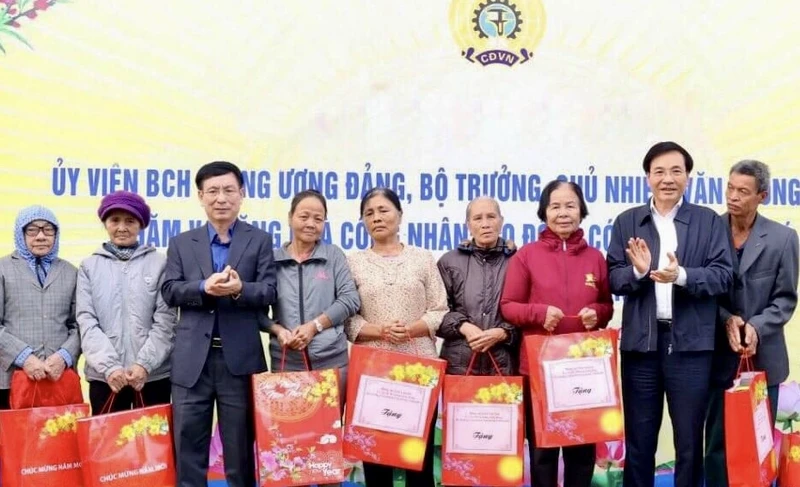 Đồng chí Trần Văn Sơn và lãnh đạo tỉnh Nam Định tặng quà cho các hộ nghèo trên địa bàn huyện Hải Hậu.