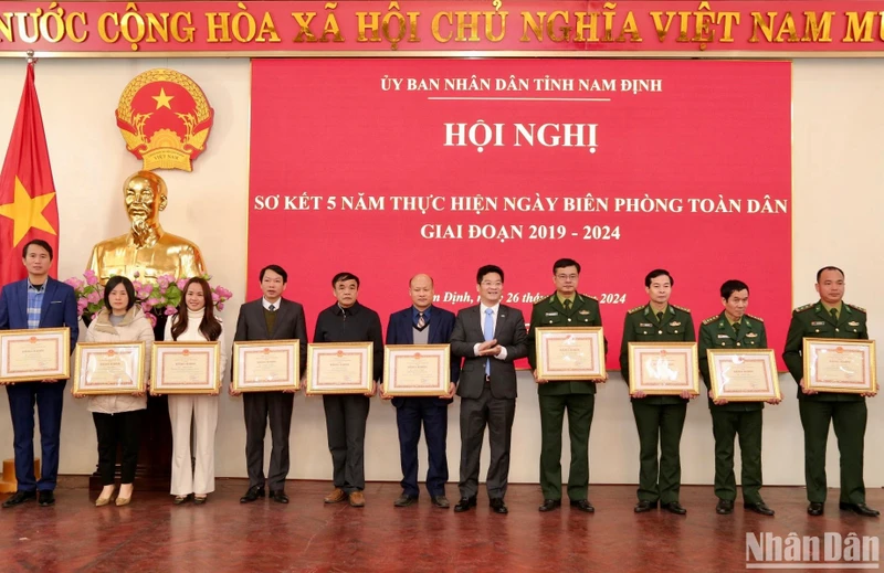 Lãnh đạo tỉnh Nam Định tặng Bằng khen của Ủy ban nhân dân tỉnh cho các tập thể có thành tích xuất sắc trong thực hiện Ngày Biên phòng toàn dân giai đoạn 2019-2024.