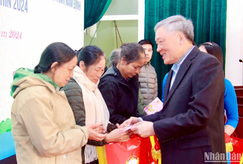 Đồng chí Nguyễn Hòa Bình thăm, động viên, tặng quà các hộ nghèo tại Khu công nghiệp Bảo Minh, huyện Vụ Bản (Nam Định). 