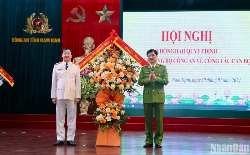 Thượng tướng Nguyễn Duy Ngọc, Thứ trưởng Công an tặng hoa chúc mừng Đại tá Trần Minh Tiến nhận nhiệm vụ mới.