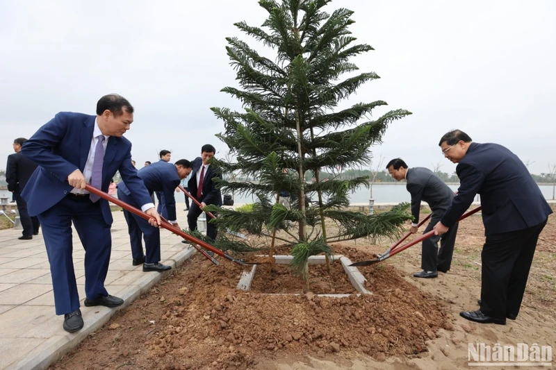 Các đồng chí lãnh đạo tỉnh và thành phố Nam Định trồng cây tại công viên Thiên Trường-Đền Trần.