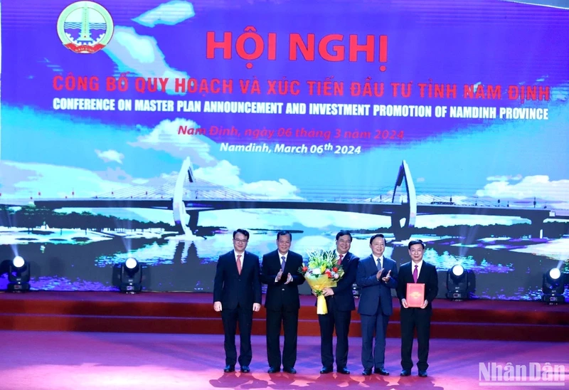 Phó Thủ tướng Trần Hồng Hà trao Quyết định phê duyệt Quy hoạch tỉnh thời kỳ 2021-2030, tầm nhìn đến năm 2050 và tặng hoa chúc mừng Đảng bộ, chính quyền và nhân dân tỉnh Nam Định.