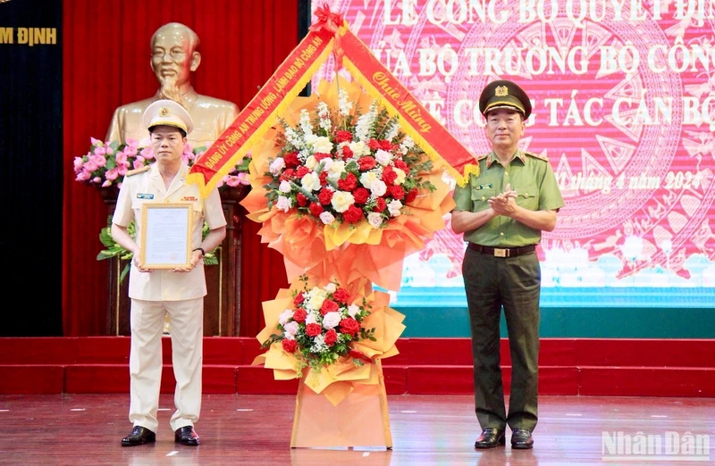 Thượng tướng Trần Quốc Tỏ, Thứ trưởng Công an tặng hoa chúc mừng Đại tá Nguyễn Hữu Mạnh, tân Giám đốc Công an tỉnh Nam Định.