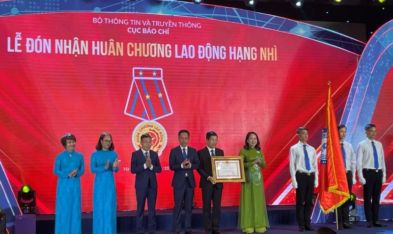 Phó Chủ tịch nước Võ Thị Ánh Xuân trao Huân chương Lao động hạng Nhì tặng Cục Báo chí.
