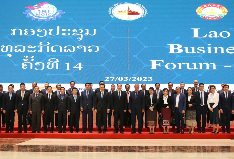 Thủ tướng Chính phủ Lào Sonexay Siphandone và các đại biểu dự Diễn đàn. (Ảnh: Pathed Lao)