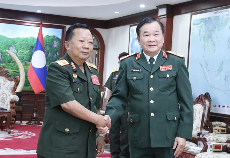 Thứ trưởng Quốc phòng Hoàng Xuân Chiến và Phó Thủ tướng Chính phủ, Bộ trưởng Quốc phòng Lào Chansamone Chanyalath. (Ảnh: Trịnh Dũng)