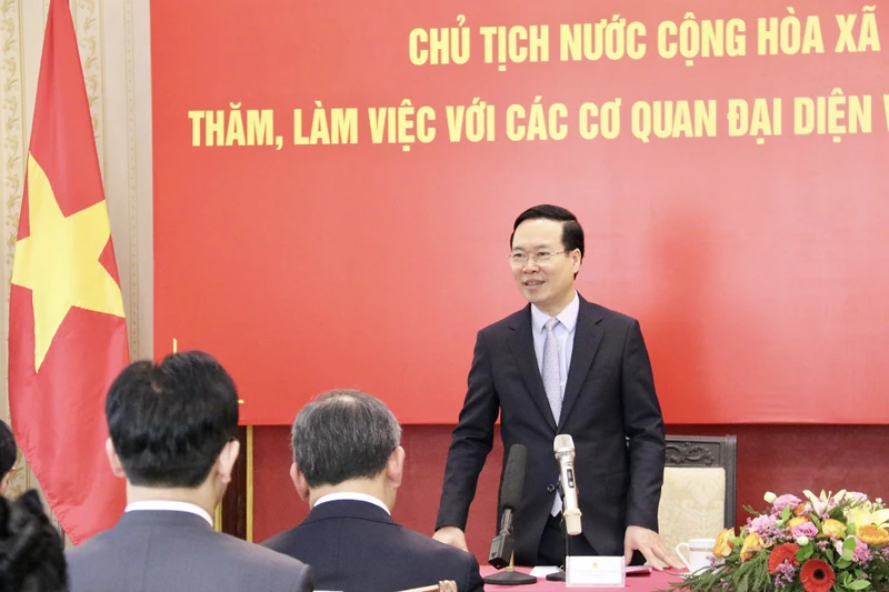 Chủ tịch nước Võ Văn Thưởng gặp mặt đại diện doanh nghiệp và cộng đồng người Việt Nam tại Lào. (Ảnh: TRỊNH DŨNG)