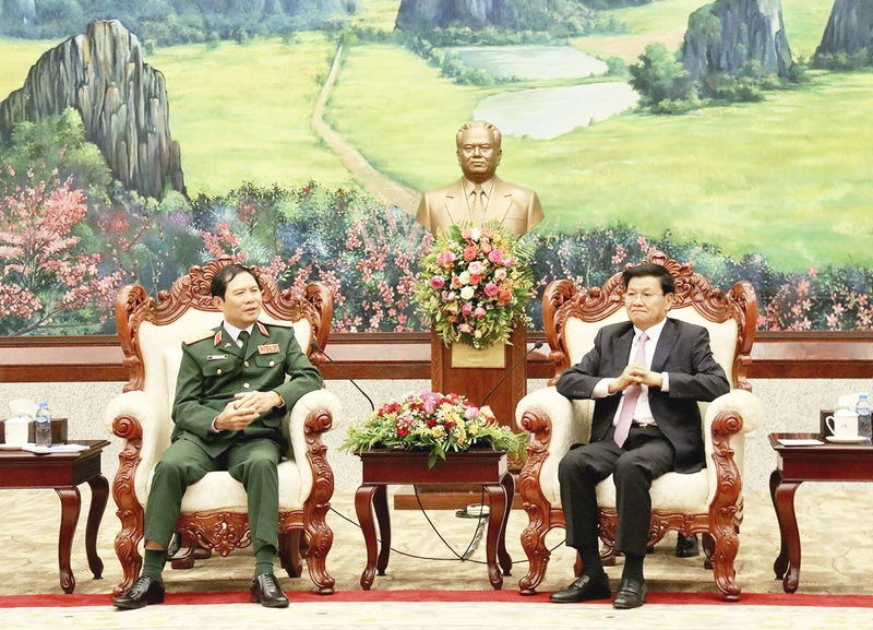 Tổng Bí thư, Chủ tịch nước Lào Thongloun Sisoulith và Thượng tướng Nguyễn Tân Cương tại buổi tiếp. Ảnh: Trịnh Dũng
