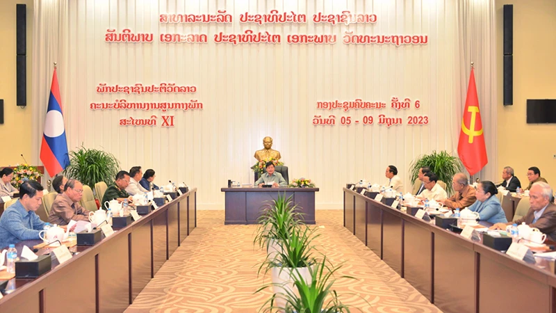 Tổng Bí thư Đảng Nhân dân Cách mạng Lào Thongloun Sisoulith chủ trì hội nghị. (Ảnh: báo Pasaxon)