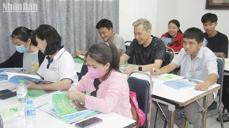 Các học viên hào hứng tham gia lớp học tiếng Việt. (Ảnh: HẢI TIẾN)