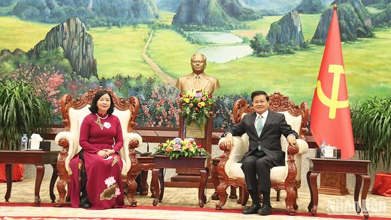 Đồng chí Bùi Thị Minh Hoài và Tổng Bí thư, Chủ tịch nước Lào Thongloun Sisoulith. (Ảnh: TRỊNH DŨNG)