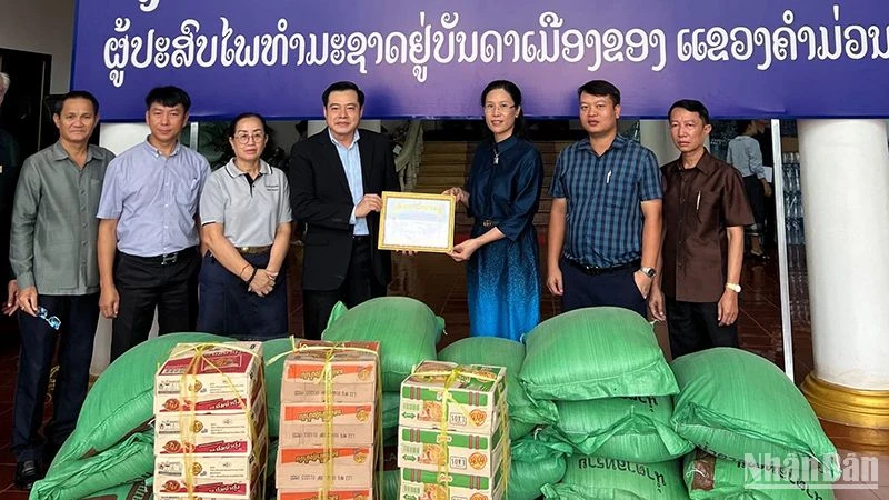 Tổng Lãnh sự quán Việt Nam tại Savnannakhet hỗ trợ người dân chịu ảnh hưởng bởi lũ lụt tại Trung Lào. (Ảnh: Hải Long)
