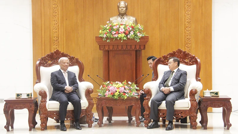 Chủ tịch Quốc hội Lào Xaysomphone Phomvihane tiếp Đoàn đại biểu Ủy ban Hòa bình Việt Nam. (Ảnh: HẢI TIẾN)