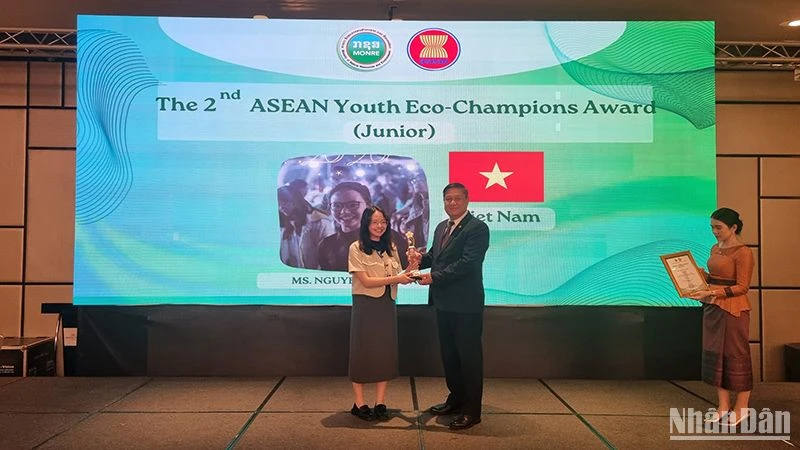 Nguyễn Châu Bảo nhận giải Nhà vô địch sinh thái ASEAN trẻ cho lứa tuổi thanh thiếu niên (18-25 tuổi). (Ảnh: Trịnh Dũng)
