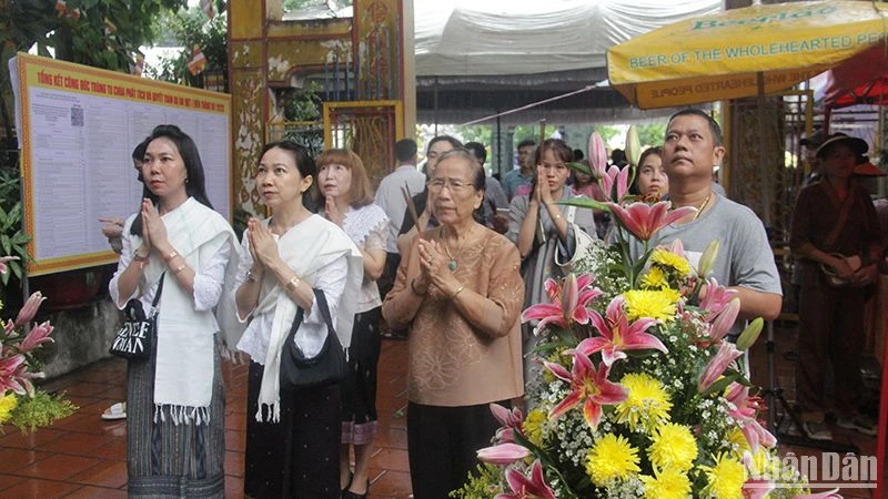 Phật tử và kiều bào người Việt tại thủ đô Vientiane dâng hương lễ Phật. (Ảnh: HẢI TIẾN)