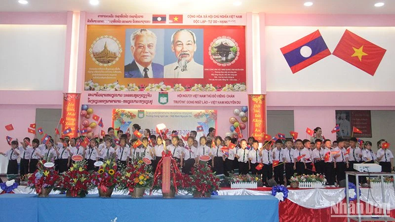 Lễ khai giảng Năm học 2023-2024 của thầy cô và học sinh Trường song ngữ Lào-Việt Nam Nguyễn Du. (Ảnh: Hải Tiến)
