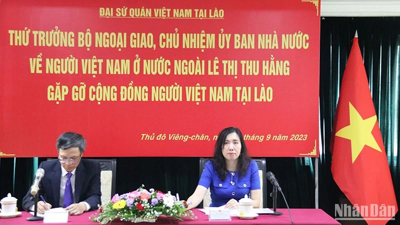 Thứ trưởng Ngoại giao Lê Thị Thu Hằng tại buổi gặp gỡ cộng đồng người Việt Nam tại Lào. (Ảnh: Hải Tiến)