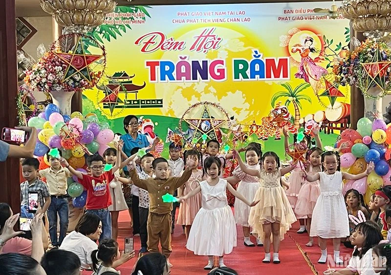 Con em cộng đồng người Việt Nam tại thủ đô Vientiane vui đón Tết Trung thu. (Ảnh: Trịnh Dũng)