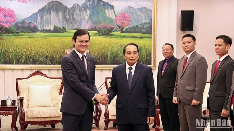 Phó Chủ tịch nước Lào Bounthong Chitmany tiếp Đoàn đại biểu cấp cao Trung ương Đoàn TNCS Hồ Chí Minh. (Ảnh: Trịnh Dũng)