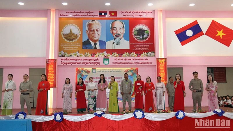 Tập thể giáo viên Trường Song ngữ Lào-Việt Nam Nguyễn Du biểu diễn ca khúc “Bài ca người giáo viên nhân dân”. (Ảnh: Hải Tiến)