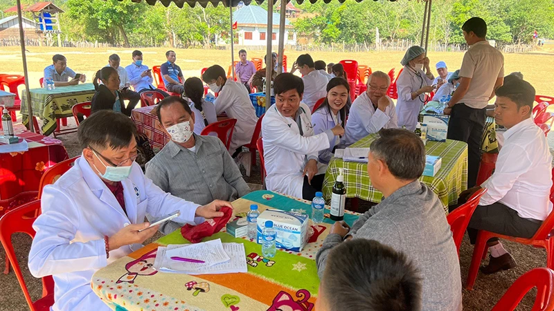 Bác sĩ Việt Nam khám bệnh miễn phí cho người dân tỉnh Khammouan, Trung Lào. (Ảnh: Hải Tiến)
