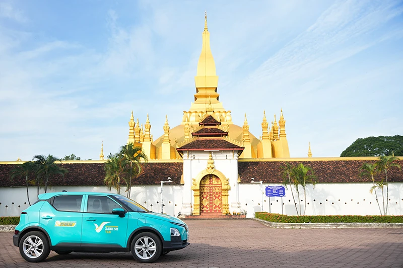 Xe taxi điện của hãng Xanh SM mới ra mắt tại thị trường Lào. (Ảnh: Xanh SM)