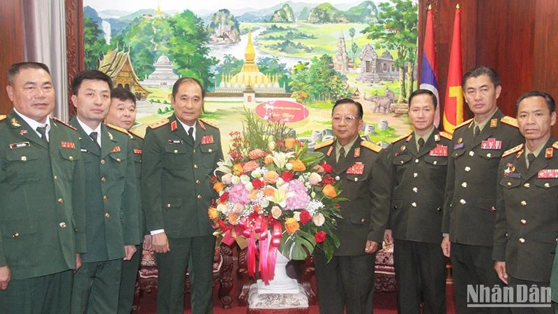 Đoàn công tác của Bộ Quốc phòng Việt Nam chúc mừng 75 năm Ngày thành lập Quân đội nhân dân Lào. (Ảnh: Hải Tiến)