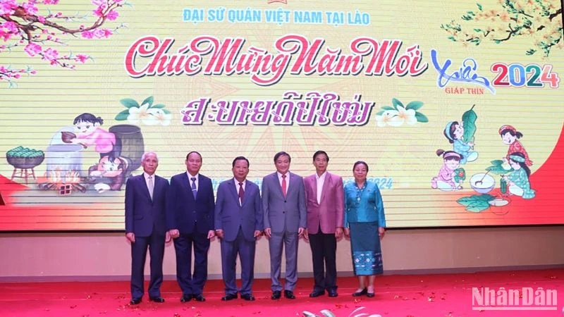 Đại sứ Nguyễn Bá Hùng với các đồng chí lãnh đạo Đảng, Nhà nước Lào tại buổi tiệc. Ảnh: Hải Tiến