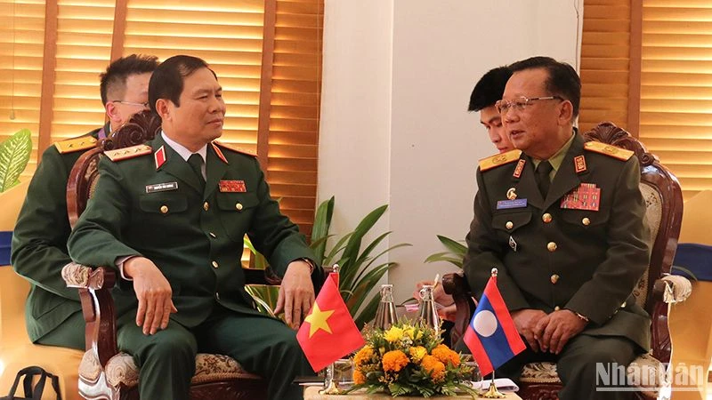 Thượng tướng Nguyễn Tân Cương gặp song phương với Đại tướng Chansamone Chanyalath, Phó Thủ tướng, Bộ trưởng Quốc phòng Lào. Ảnh: Trịnh Dũng