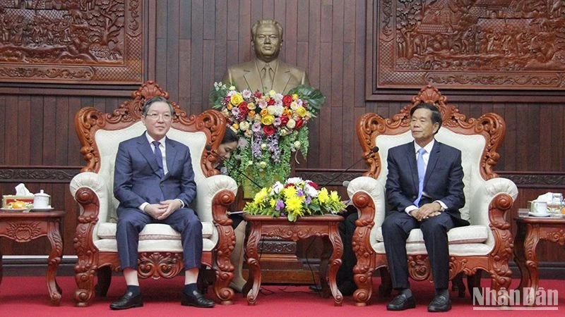 Chủ tịch Trung ương Hội Nông dân Việt Nam Lương Quốc Đoàn (trái) chào xã giao Chủ tịch Trung ương Mặt trận Lào xây dựng đất nước Sinlavong Khoutphaythoune. Ảnh: HẢI TIẾN