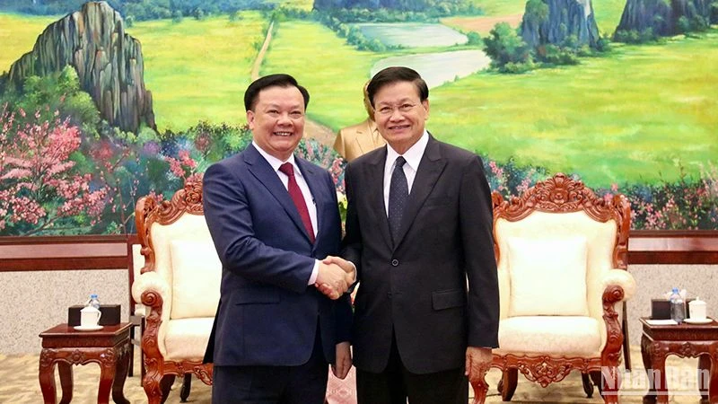 Đồng chí Đinh Tiến Dũng và Tổng Bí thư, Chủ tịch nước Lào Thongloun Sisoulith. Ảnh: Trịnh Dũng